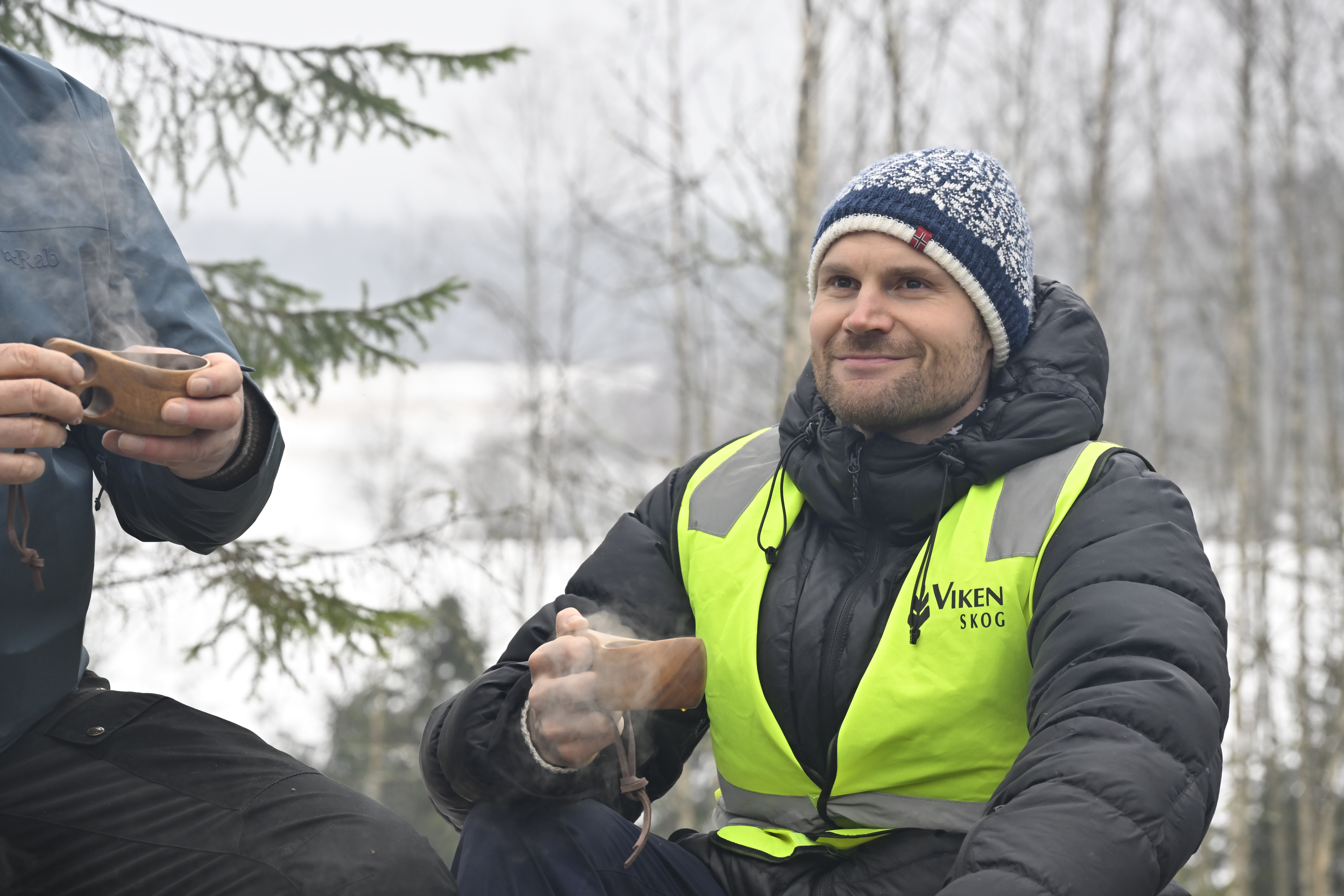 Landbruks- og matministeren med bålkaffe