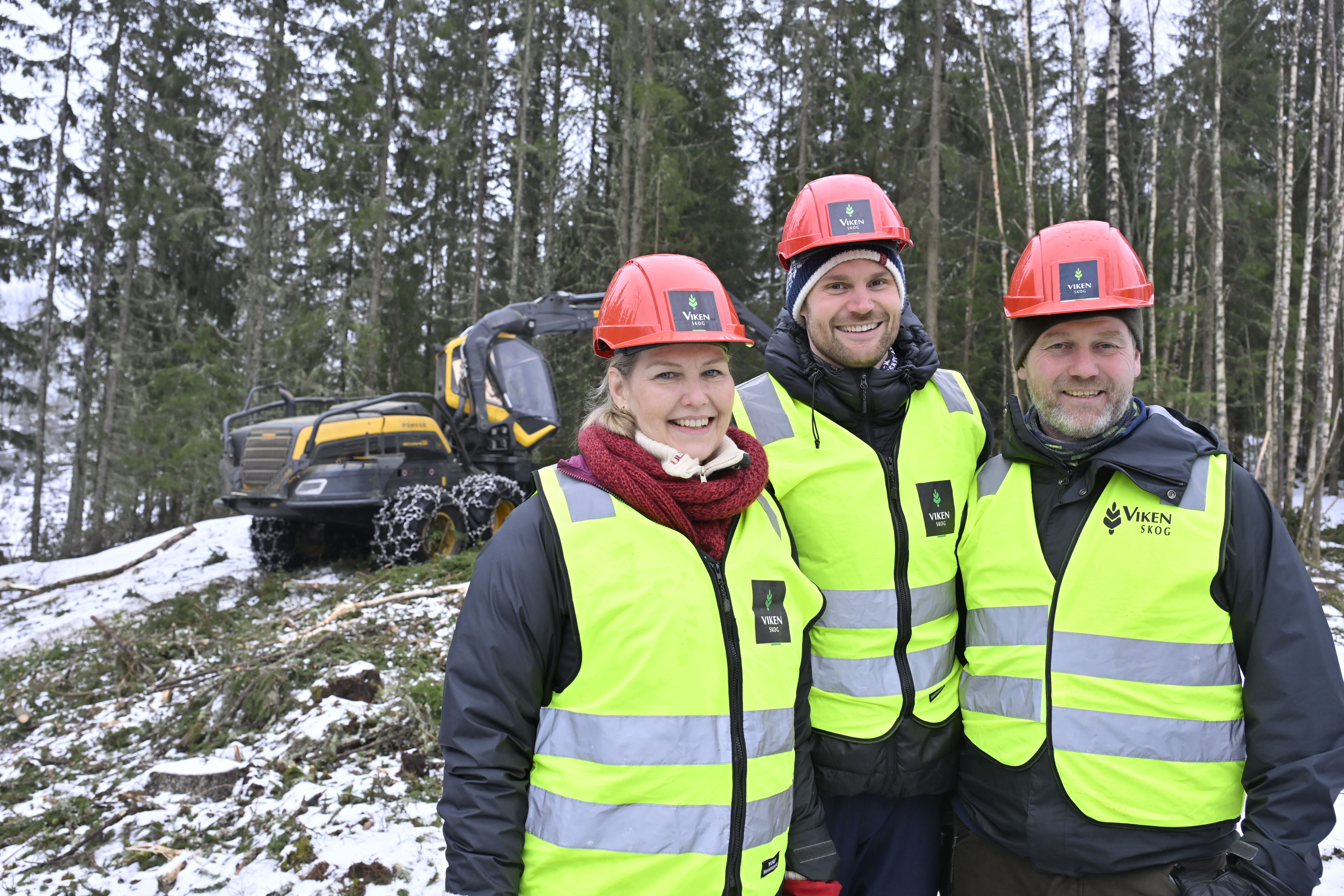 Landbruks- og matminister Nils Kristen Sandtrøen til skogs sammen med landbruksdirektør Nina Glomsrud Saxrud og seksjonssjef for skogbruk og arealforvaltning Helge Nordby