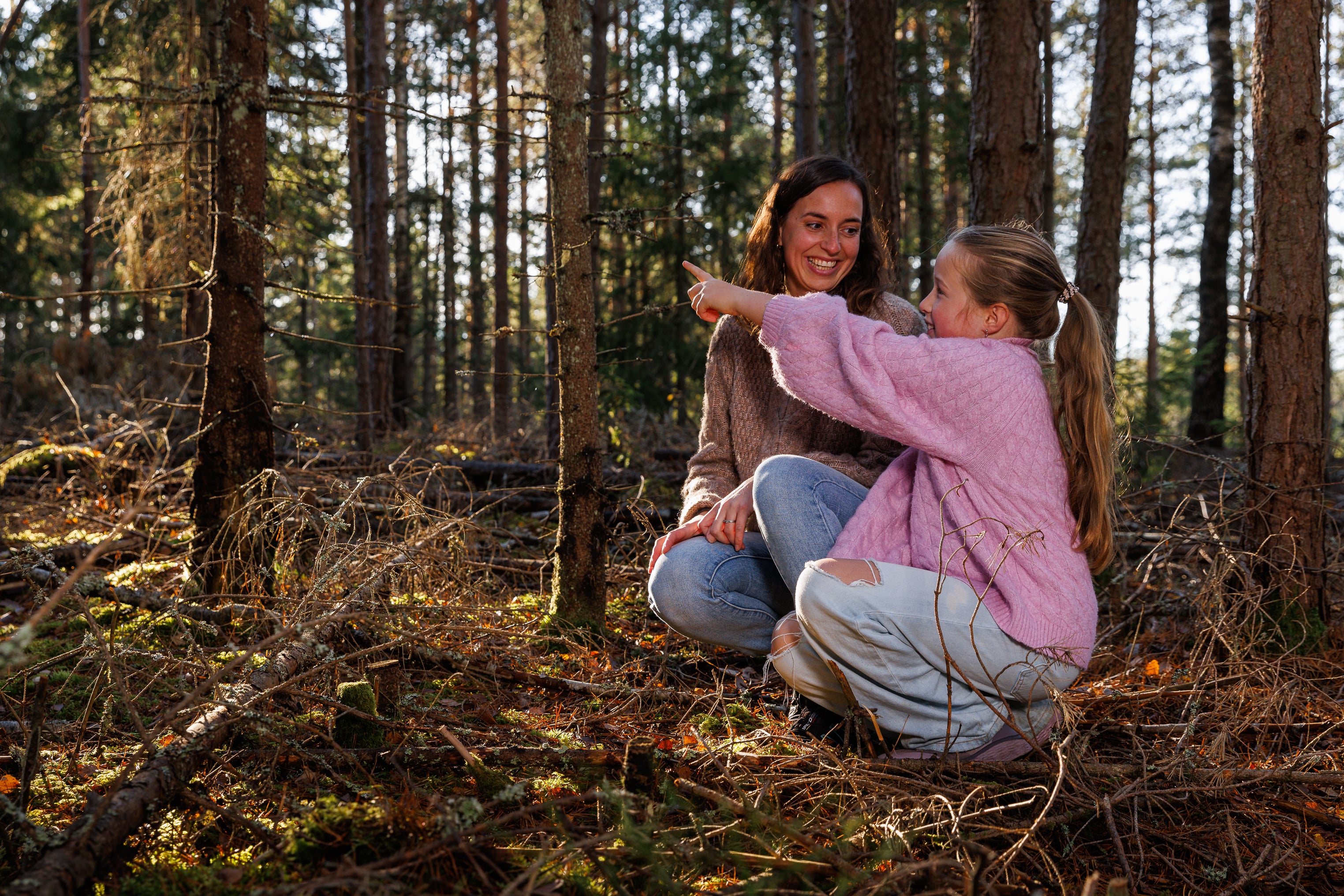 Mor og datter i skogen