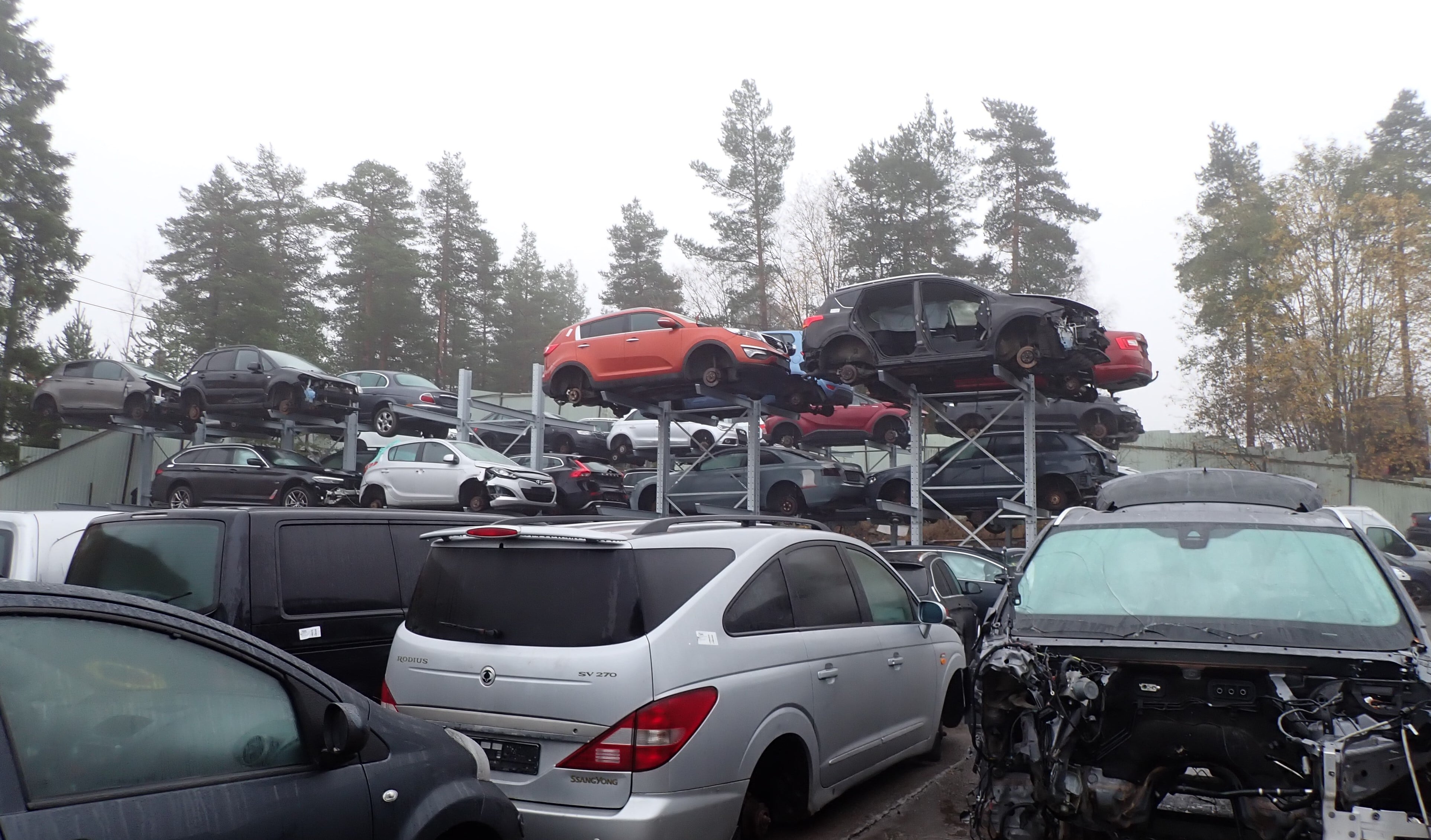 Anlegg hvor det er stablet mange kasserte biler oppå hverandre.