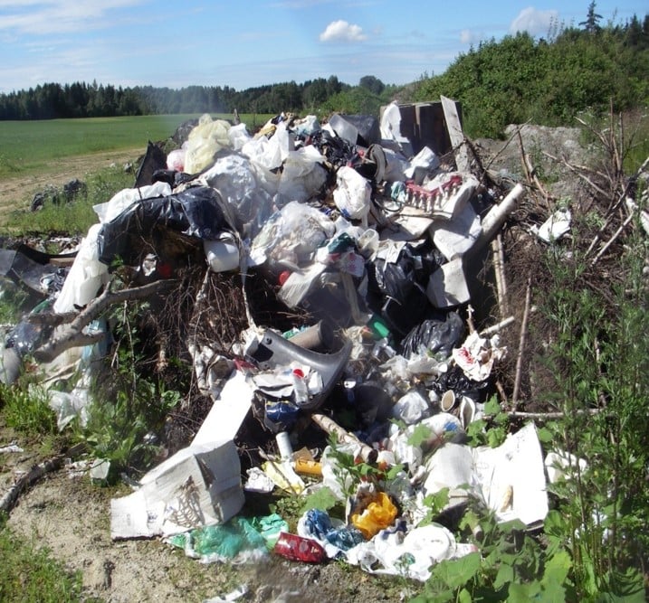 Ulikt avfall kastet sammen i en haug på et gjordet.