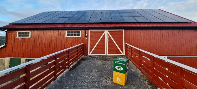 Solceller på låvetak i Hjelmeland kommune. 
