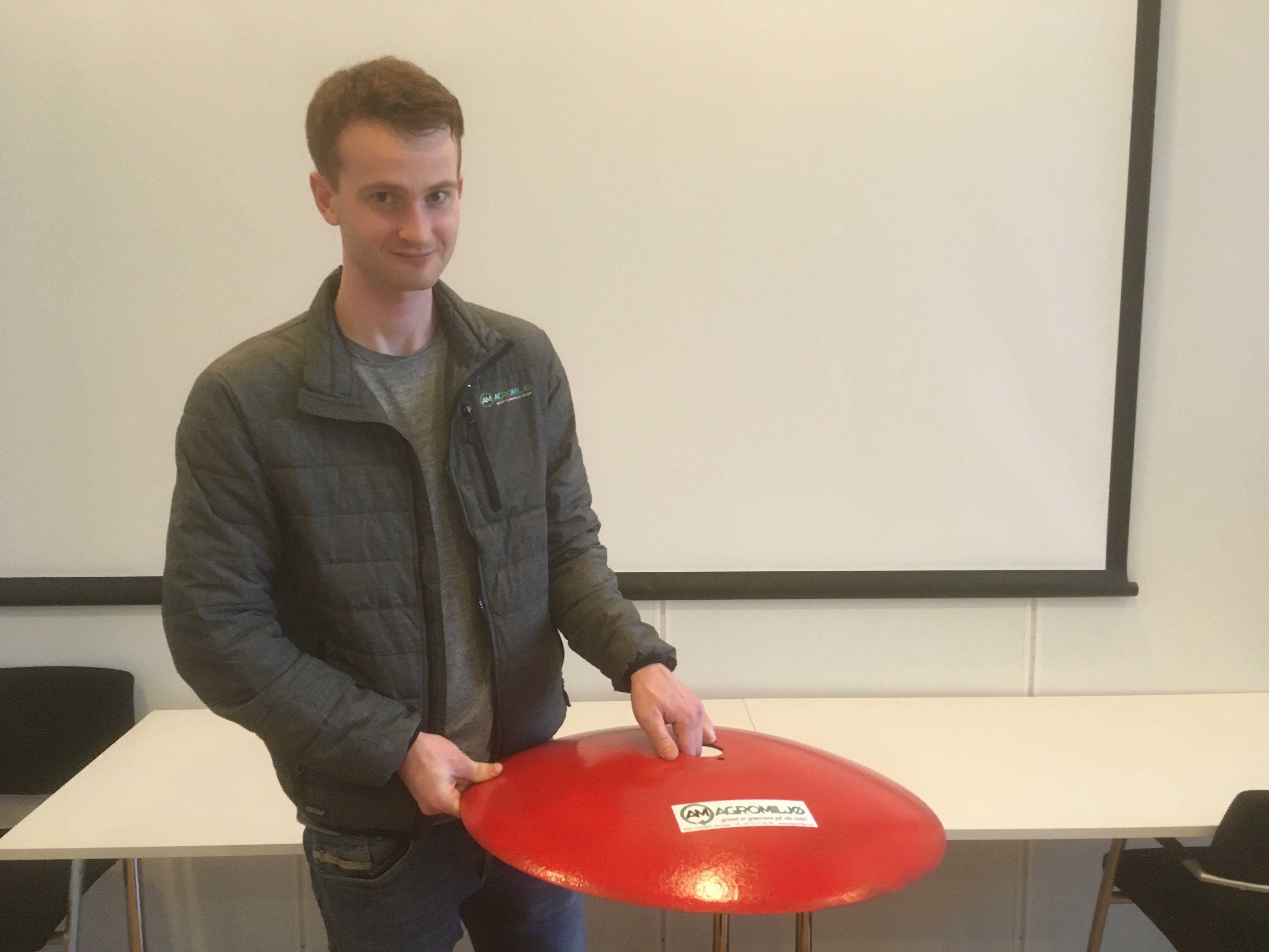 Jarle Landa frå Agromiljø viser fram vipedisken dei har utvikla for å beskytte vipereira under gjødsling.