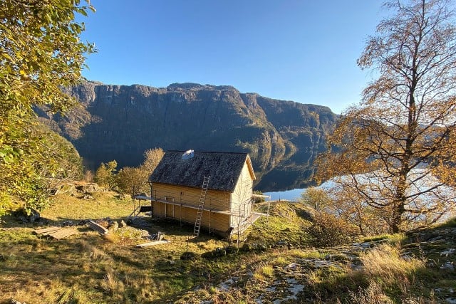 Skulehuset på Litlahamar skal demonterast og flyttast til Mokleiv der det opprinneleg stod.
