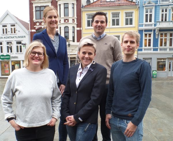 Gunhild Moe frå Energihotellet, Elisabeth Grønvik frå Grønvik gard, Jakob Berntsen frå Fjordfegarden Gausland gard, Goerg-Fredrik Ueland frå Nyyyt og Annabell Pfluger frå Fylkesmannen førebur seg til Grüne Woche. Ikkje på biletet: Finn Lothe frå Lothes Mat og Vinhus.