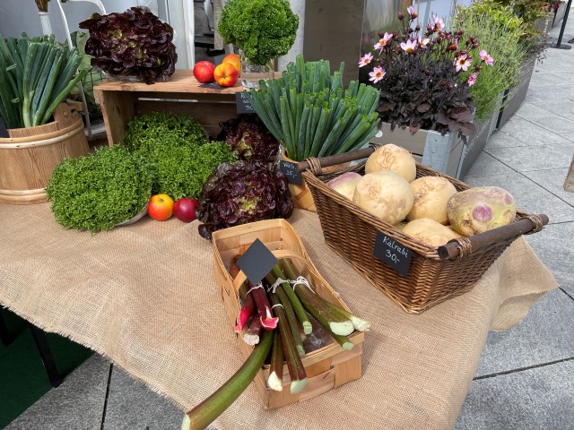 Diverse frukt og grønnsaker. 