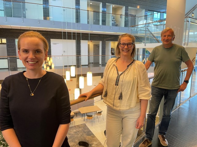 Satsar på lokalmat. Frå venstre Cecilie Espeland Klovning marknadssjef i ASKO, Maren Skjelde frå Gladmat og Oddvar Hanasand marknadssjef i Helgø Meny.
