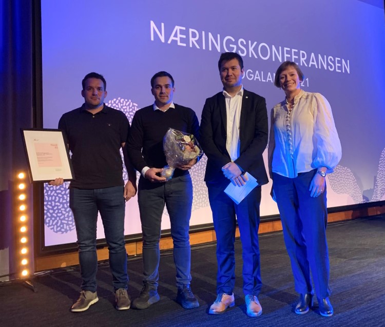 Vinnerne Kristoffer Emil Ueland og Georg Fredrik Ueland fra Nyyyt, Stortingsrepresentant Geir Pollestad og leder for Innovasjon Norge i Rogaland, Kari Holmefjord Vervik. 
