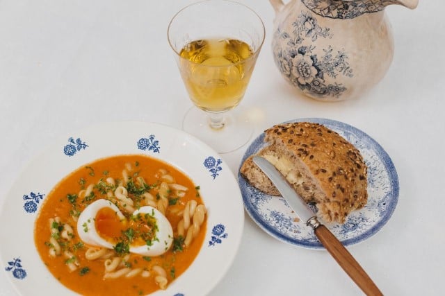 Tomatsuppe med rundstykke