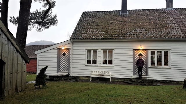 Tunet på garden der Pia Flæte bur er verneverdig og fram til 90-talet stod husa slik dei hadde gjort sidan dei blei bygd på midten av 1800-talet. No er bolighuset og den raude løa er sett i stand med moderne fasilitetar. 