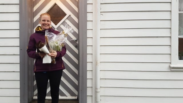 Pia Flæte vann lokalproduserte matvarer og kjekinn for andreplass i fotokonkurransen «Mangfalding landbruk i Rogaland». Her foran det restaurerte bolighuset på garden i Øvre Vats.