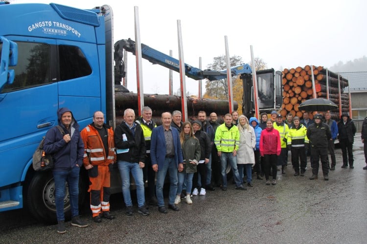 Tømmerbil lasta  med det som er loveleg last på ein del offentlege vegar. Tømmerhengaren må stå parkert. Her frå temasamling på Sand i Suldal om flaskehalsar for tømmertransport og anna godstransport på kommune- og fylkesvegar.