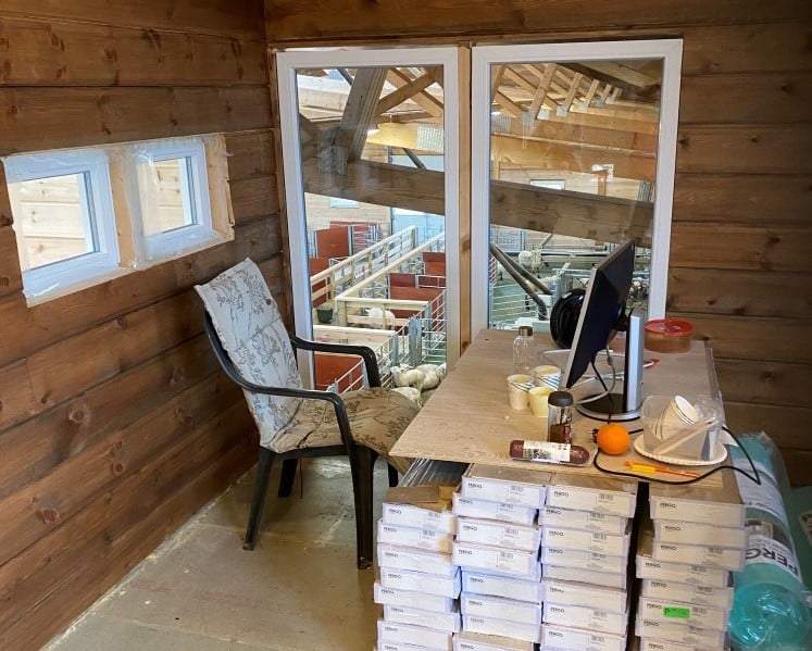 Heimekontor på fjøsloftet, med innsyn til lamminga.