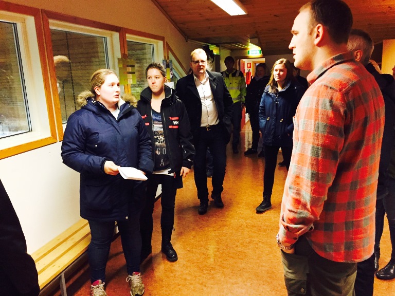 Elevar på Øksnevad VGS viser statsråd Dale om i fjøsa på skulen.
