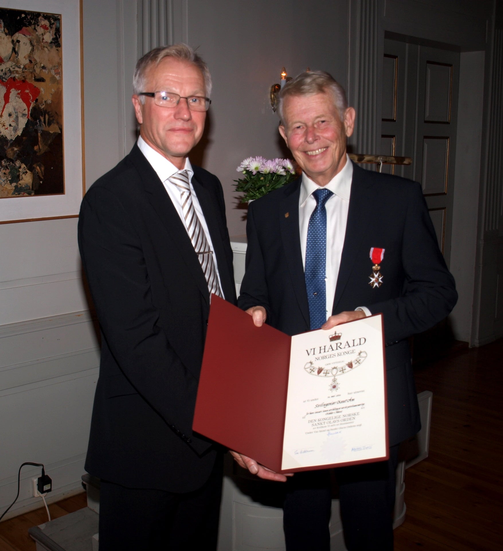 Knut Åm og Harald Thune ass. fylkesmann Harald Thune deler ut St. Olavs Orden til sivilingeniør Knut Åm