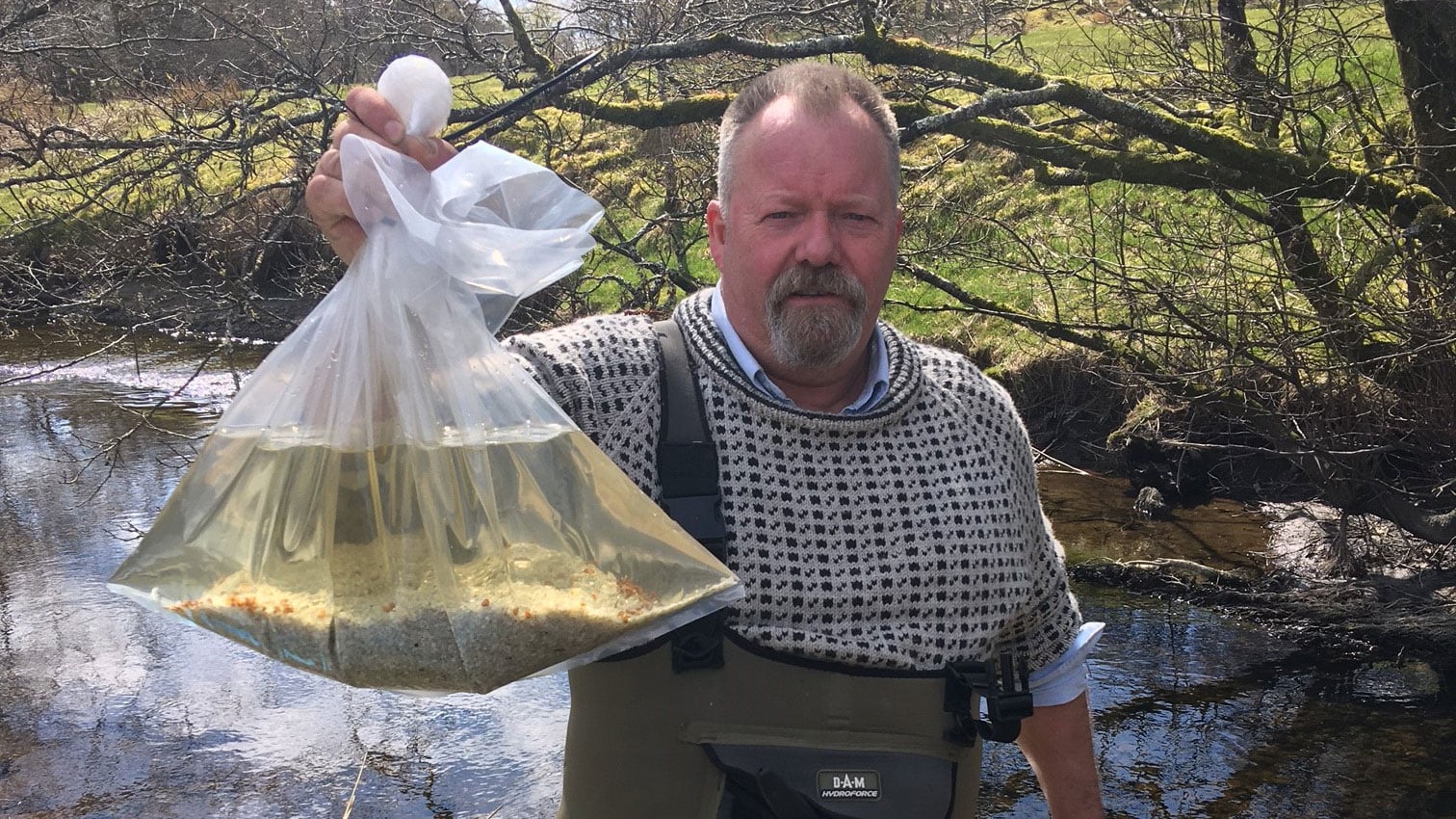 Tidlegare prosjektleiar for anlegget i Austevoll, Per Johan Jakobsen, viser stolt fram muslingane klare for utsetjing.