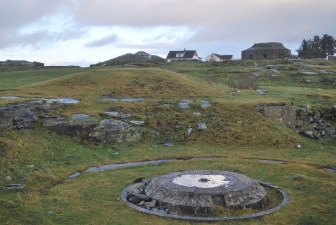 Landskap med stort tids-jup: nye bygg, krigsminne, forhistoriske gravhaugar og like