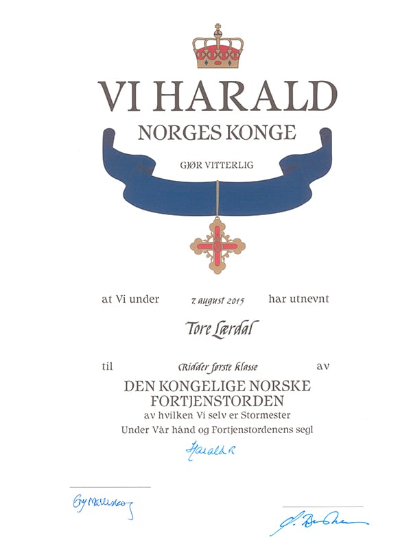 Ordensdiplom tildelt Tore Lærdal Ordensdiplomet underteikna av H.M. Kongen, tildelt Tore Lærdal i Laerdal Medical.