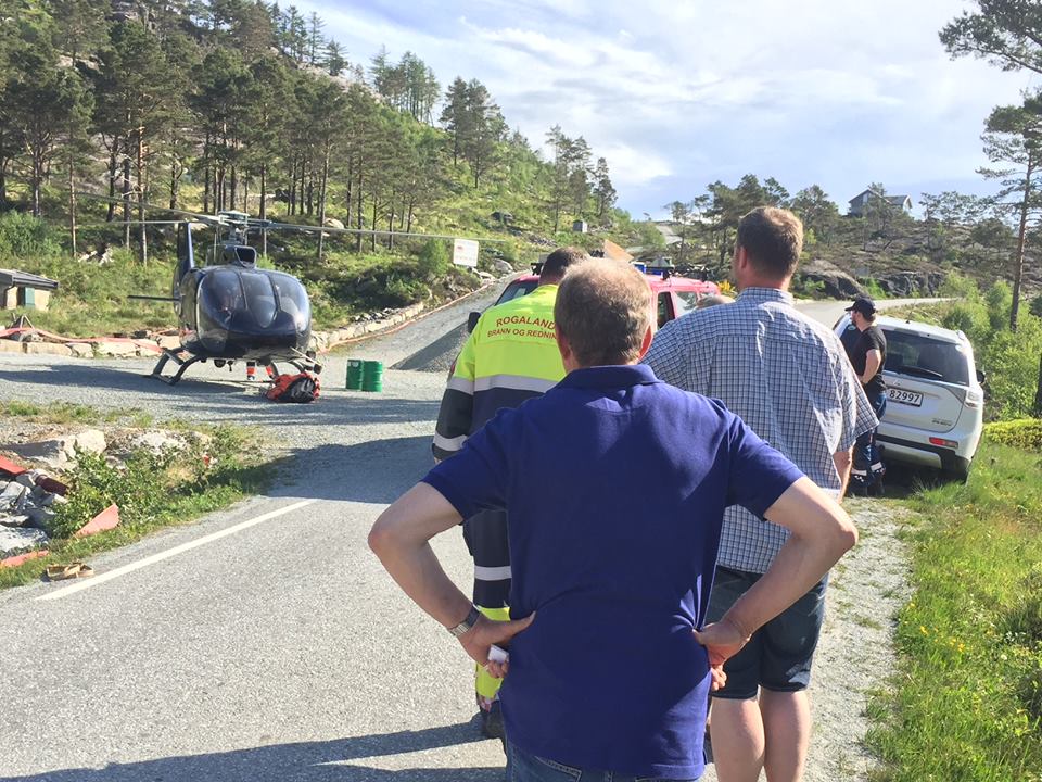 sløkkjearbeidet gjer bruk av gode mannskap frå sivilforsvar, politi, brannvesen, lokale innbyggjarar, helikopter, droner, brannvogner og traktorar Foto frå Finnøy Kommune (facebook 28.mai 2018)