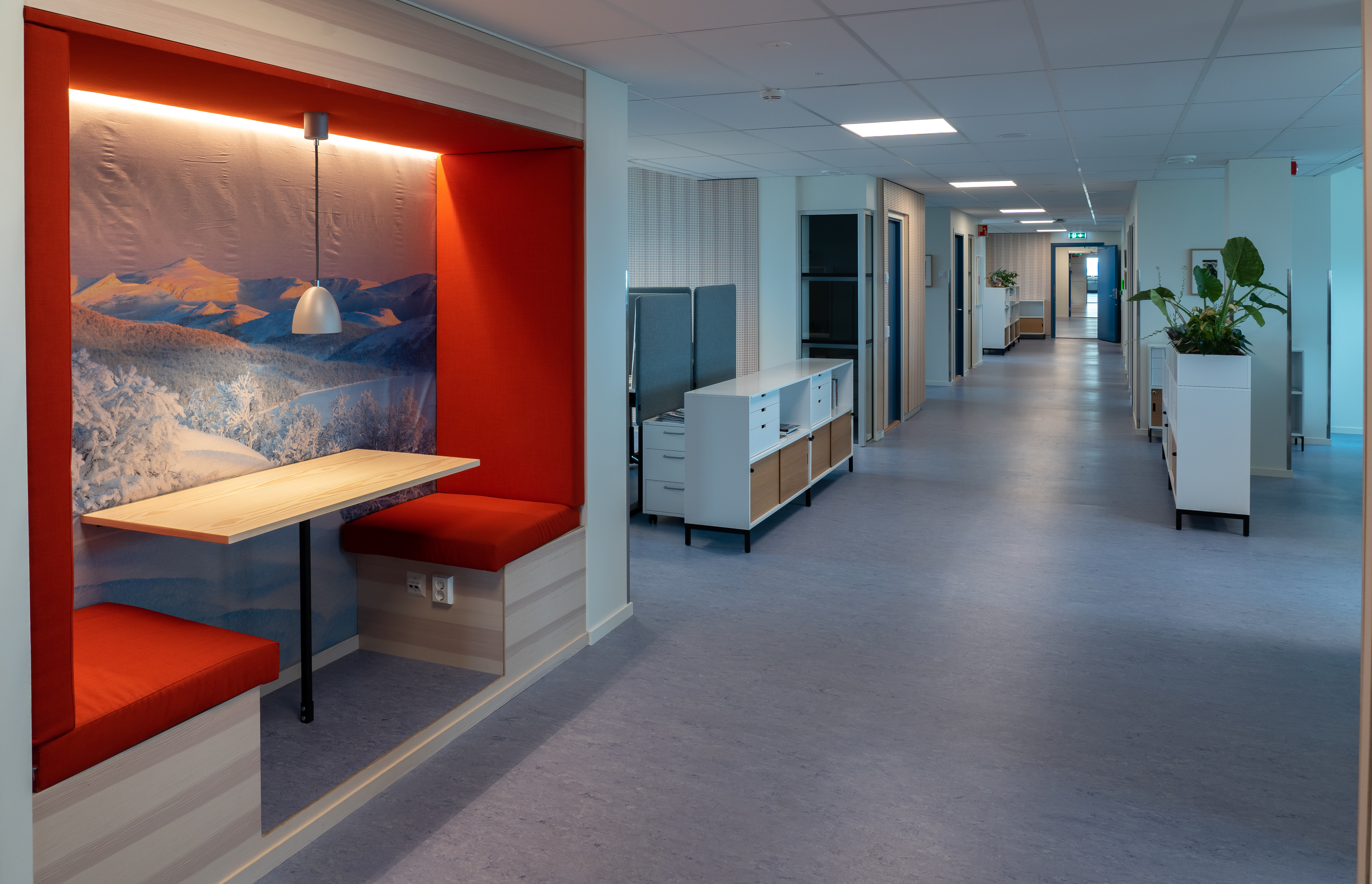 De nyrenoverte lokalene er lyse og moderne. Små sittenisjer, eller togkupeer, er dekorert med bilder av Vadsø-fotografen Bjarne Riesto.