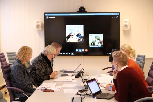 Møte med Husbanken 23. januar 2019 Møtedeltakere rundt møtebord med lyd-bilde overføring fra Hammerfest