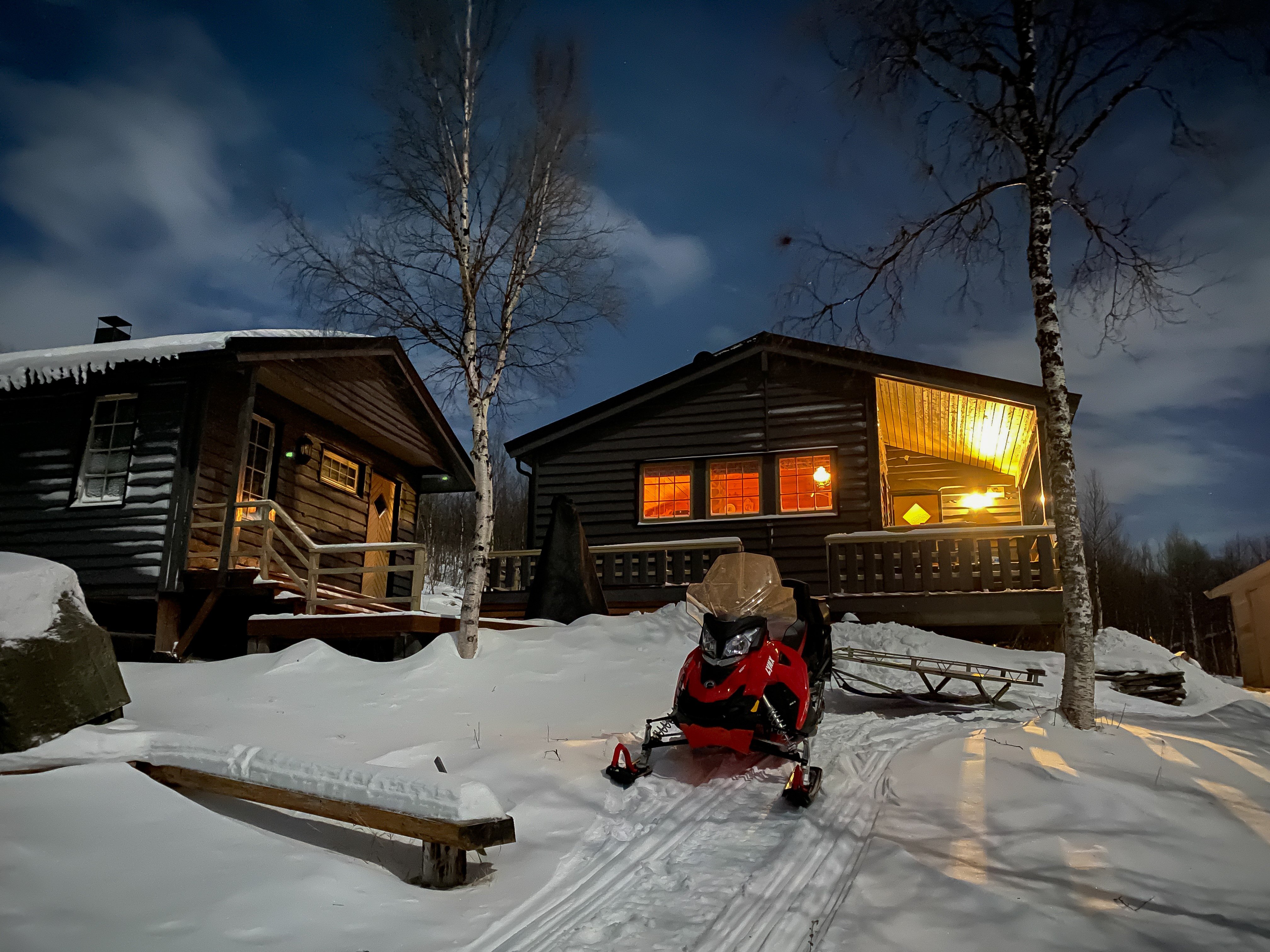 Snøskuter kan brukes til nyttekjøring, som for eksempel frakte bagasje og utstyr til egen hytte. 