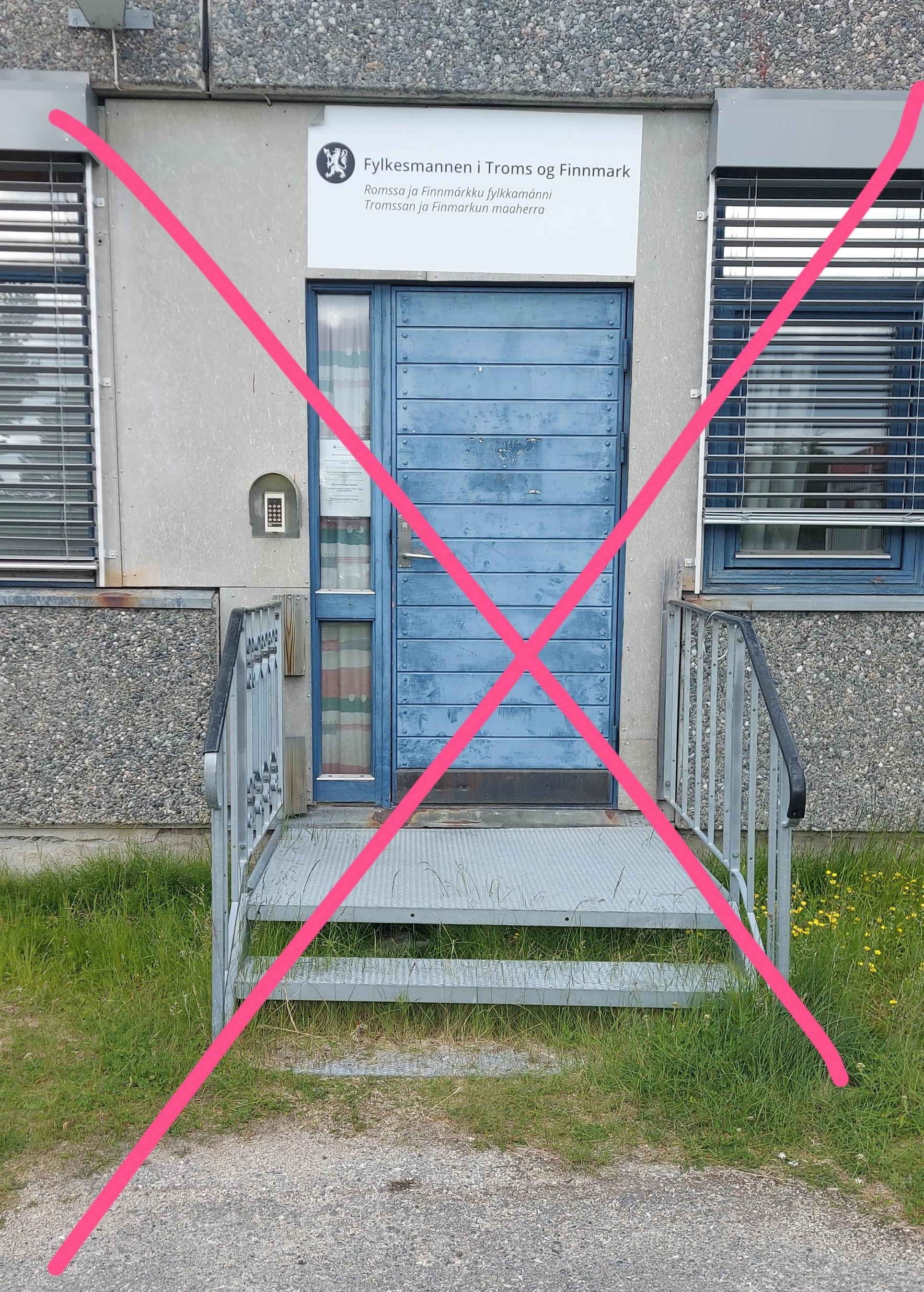Reindriftsavdelingens inngangsdør med rødt kryss over.