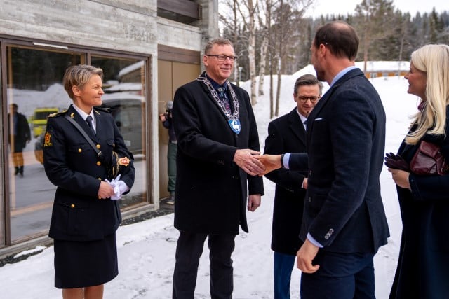 Fungerende statsforvalter Fred-Ivar Syrstad, ordfører Jon Rikard Kleven og konstituert visepolitimester Lena Fosaas Reif tok imot Kronprinsparet.  Foto: Simen Løvberg Sund/Det kongelige slott