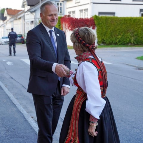 Statsforvalter Trond Rønningen hilser H. M. Dronning Sonja velkommen til Telemark fylke. Foto: Det Kongelige Hoff
