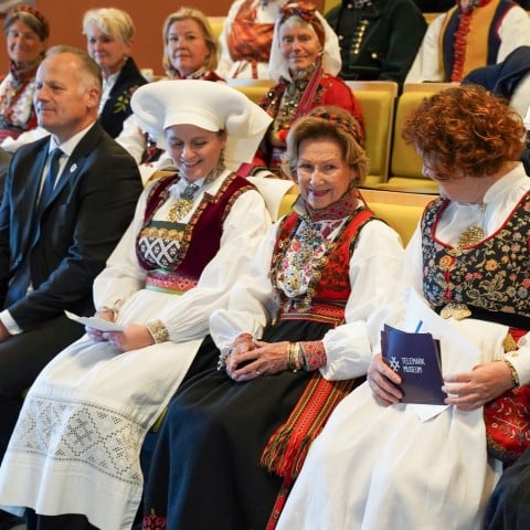 Dronningen og flere gjester før visning av filmen "Historjà - broderi for Sàpmi" av Britta Marakatt Labba. Foto: Det Kongelige Hoff