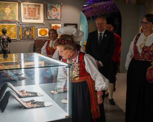 Omvisning i utstillingen "Alt dette er ditt" - Telemark Museum. Foto: Det Kongelige Hoff