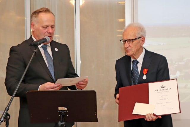 Statsforvalter Trond Rønningen sto for den høytidelige overrekkelsen av Hans Majestet Kongens fortjenstmedalje til Harald Pettersen. Foto: Gjennestad vgs