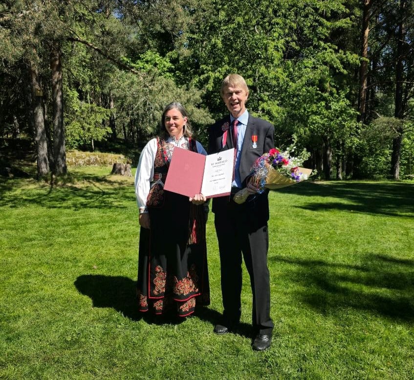 Ordfører Linda Thorstensen overrakte Hans Majestet Kongens fortjenstmedalje til Kåre Paul Langeland. Foto: Linn Obrestad
