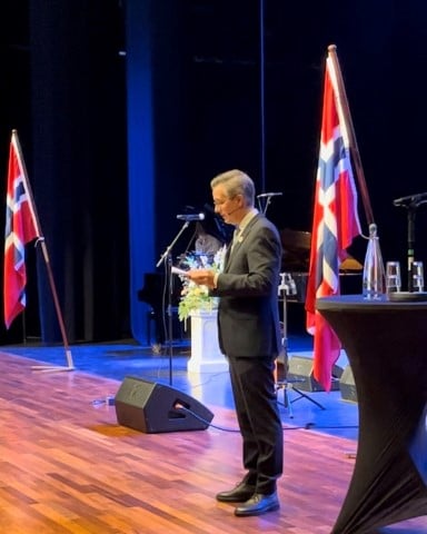 Fungerende statsforvalter Fred-Ivar Syrstad ønsket i sin tale alle nye statsborgere velkommen til fylket. Foto: Statsforvalteren i Vestfold og Telemark