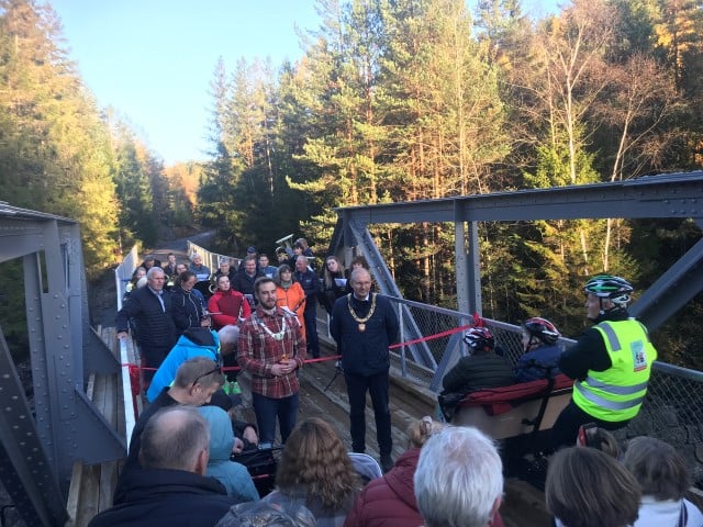 Onsdag 19.10. var det høytidelig åpning av den flotte nye turvegen på Kragerøbanen. Drangedals ordfører Tor Peder Lohne (t.v.) og fylkesordfører Terje Riis Johansen klippet snora.