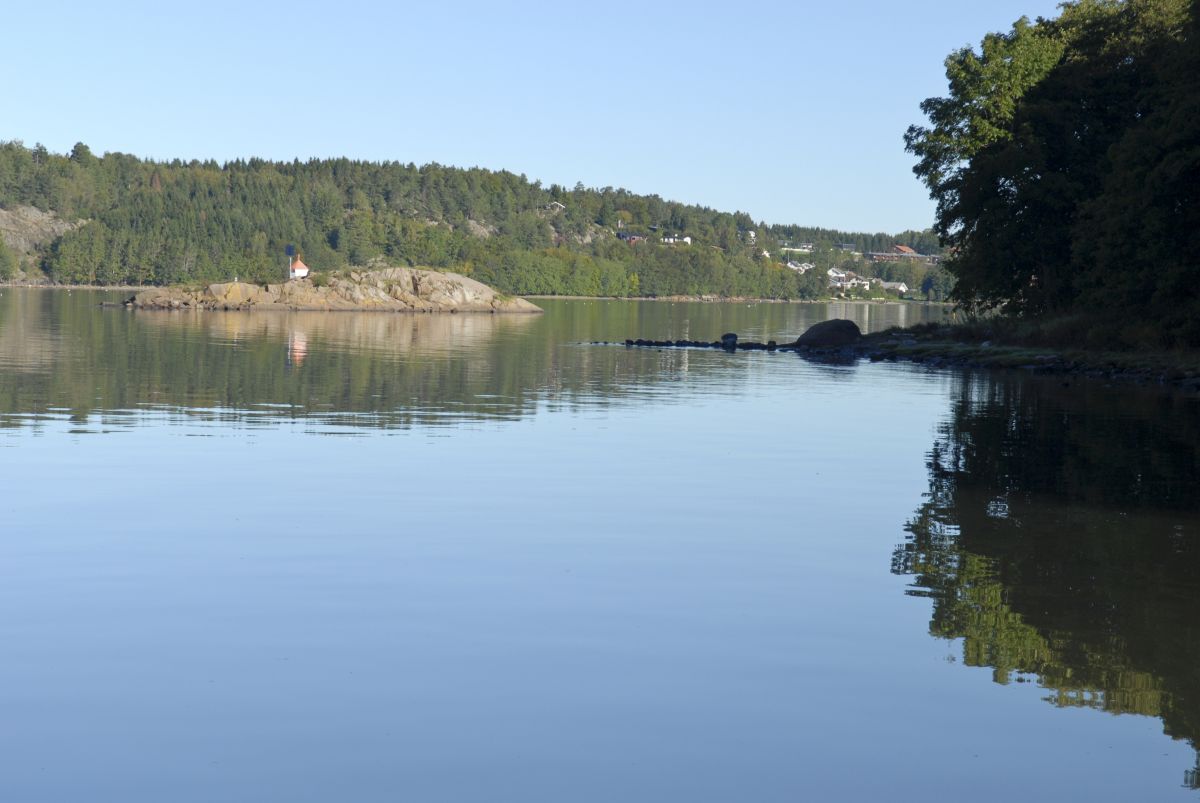 Kausen ligger rett utenfor friområdet ved Ørastranda, men har ilandstigningsforbud i hekketiden. 