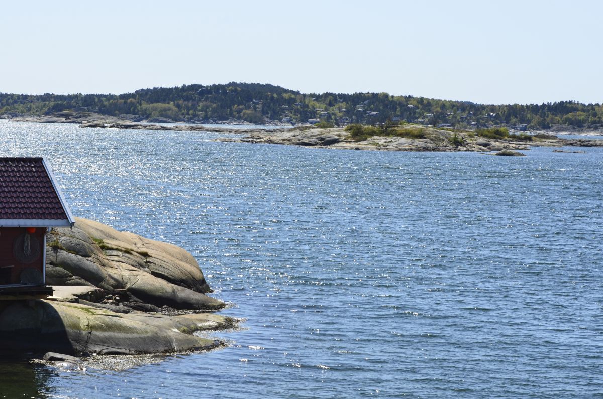 Marøyskjæra ligger nokså nær Natholmen, ytterst i Lahellefjorden.