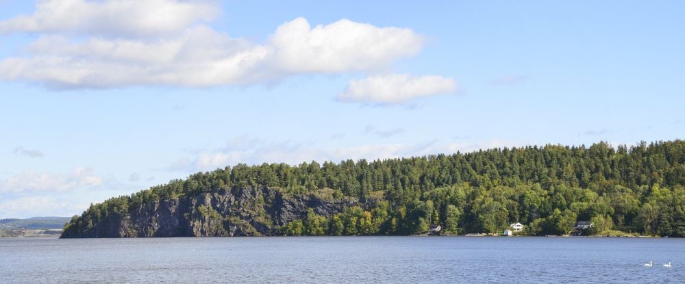 Mulåsen er en brattlendt odde som stikker langt ut i havet.