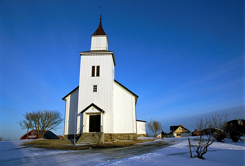 Kirkebygg. Bildet er henta frå Forsvaret sitt mediearkiv. Foto: Stian Lysberg Solum
