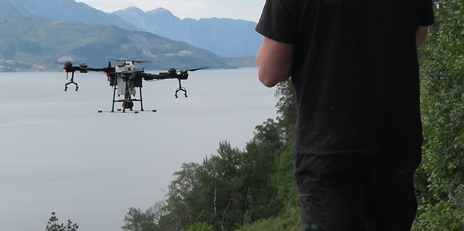 Droneflyging over planefelt