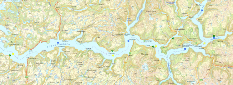 Kartet viser Sognefjorden i Noreg med topografiske detaljar som innsjøar, fjell, og dalar. Det er fleire farga punkt merka på kartet, som kan indikere prøvepunkt eller andre viktige stader. Fjorden strekk seg frå vest mot aust, omgitt av fjell og ulike landformer. Stader som Aurland og Lærdal er synlege langs fjorden.