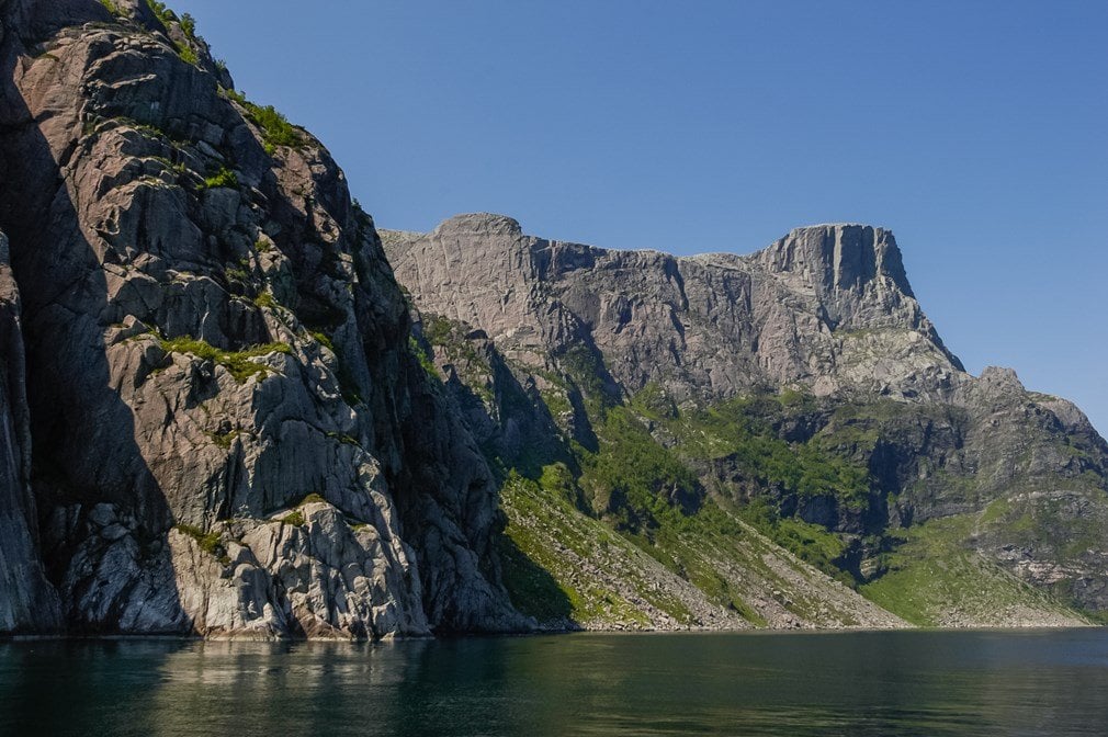 Hornelen som ligg 860 moh er den høgaste sjøklippa i Europa og har store verneverdiar. Området som blir foreslått verna er eit kystlandskap frå fjøre til fjell og har alpin kystflora med naturtypane sørvendt berg og rasmark. 