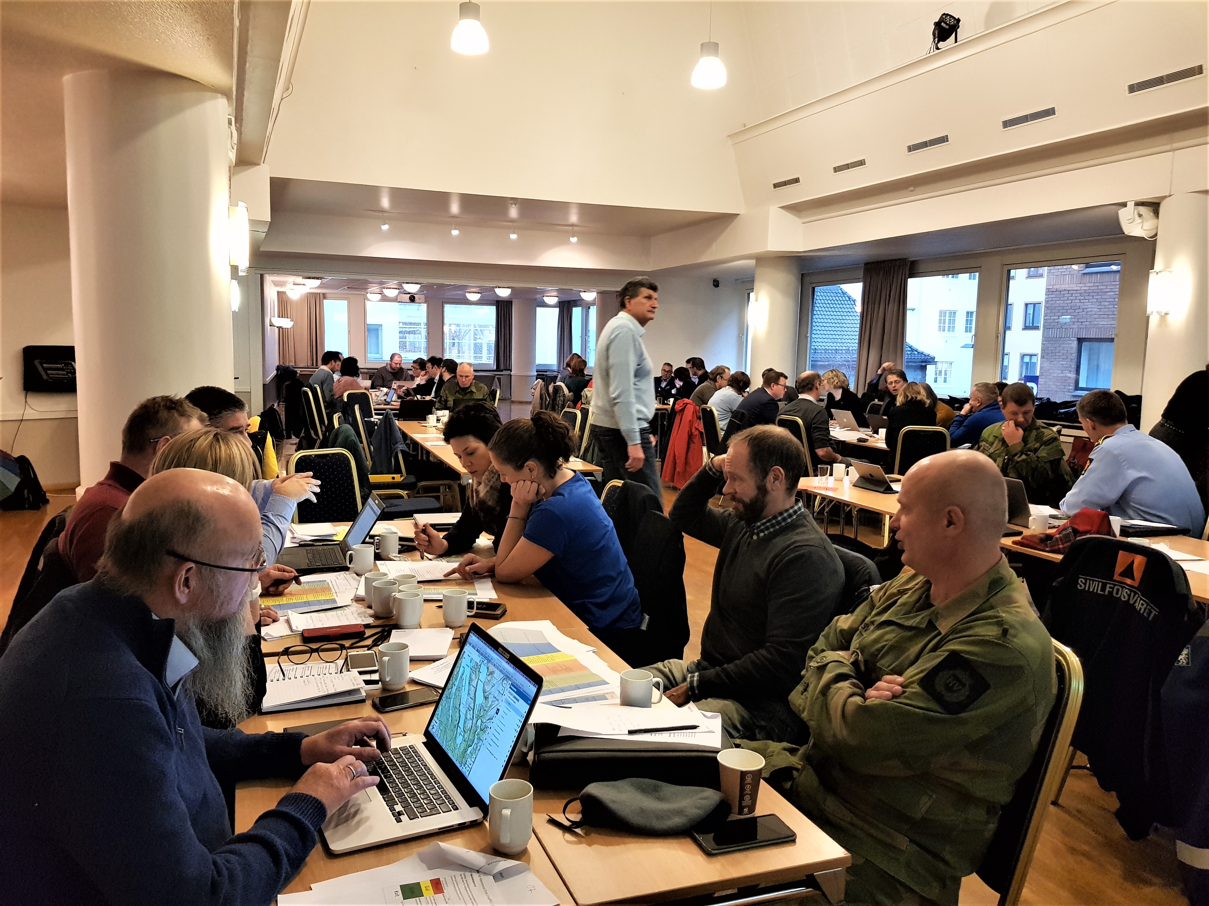 Diskusjonane er i fullgang under øvinga i Bergen. Foto: Alfa Sefland Winge