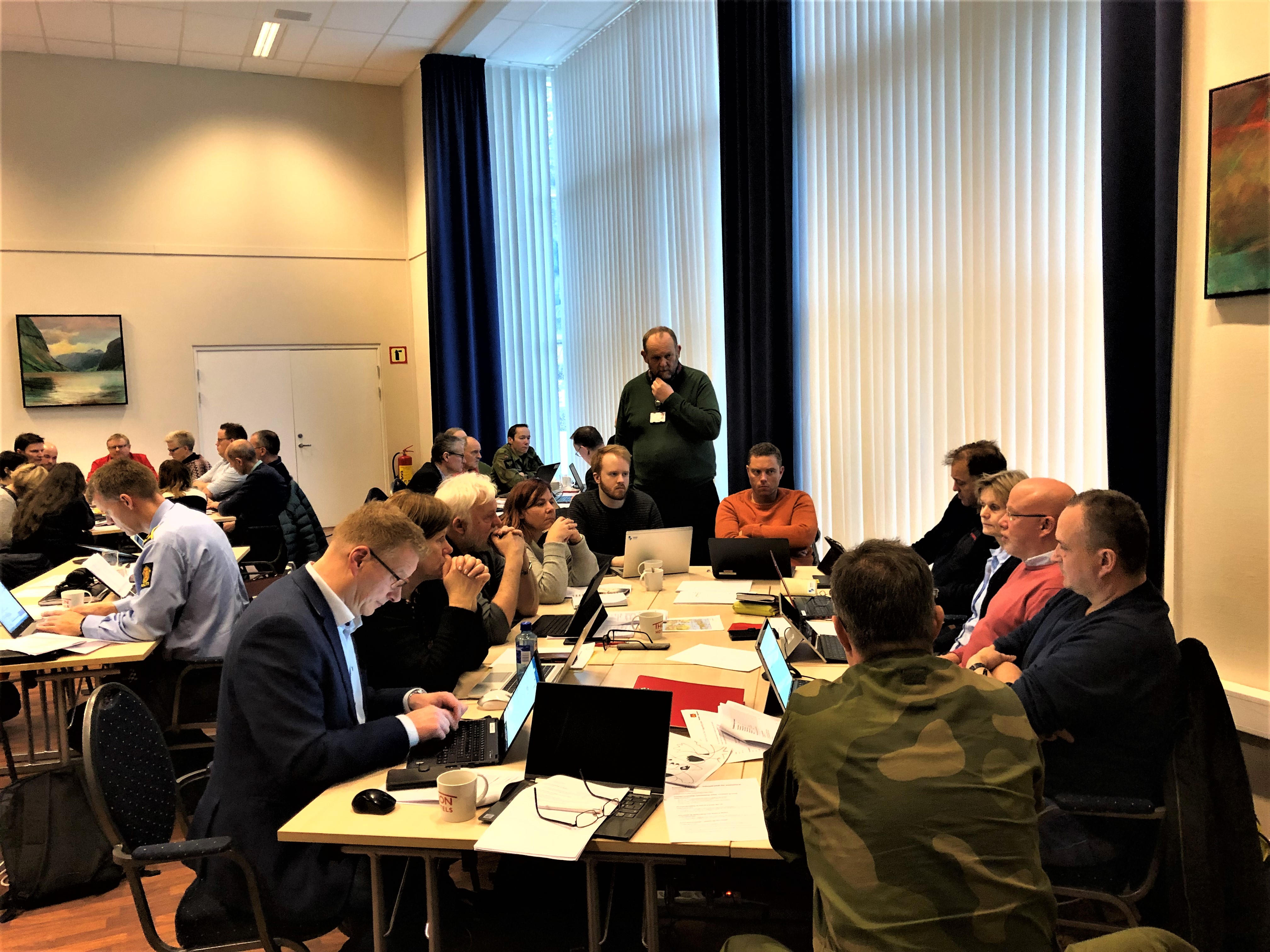 Kinn kommune diskuterer utfordringar knytt til leveranse av helsetenester i samband med ekstremvêr med Terje Olav Øen i Helse Førde. Foto: Mari Severinsen