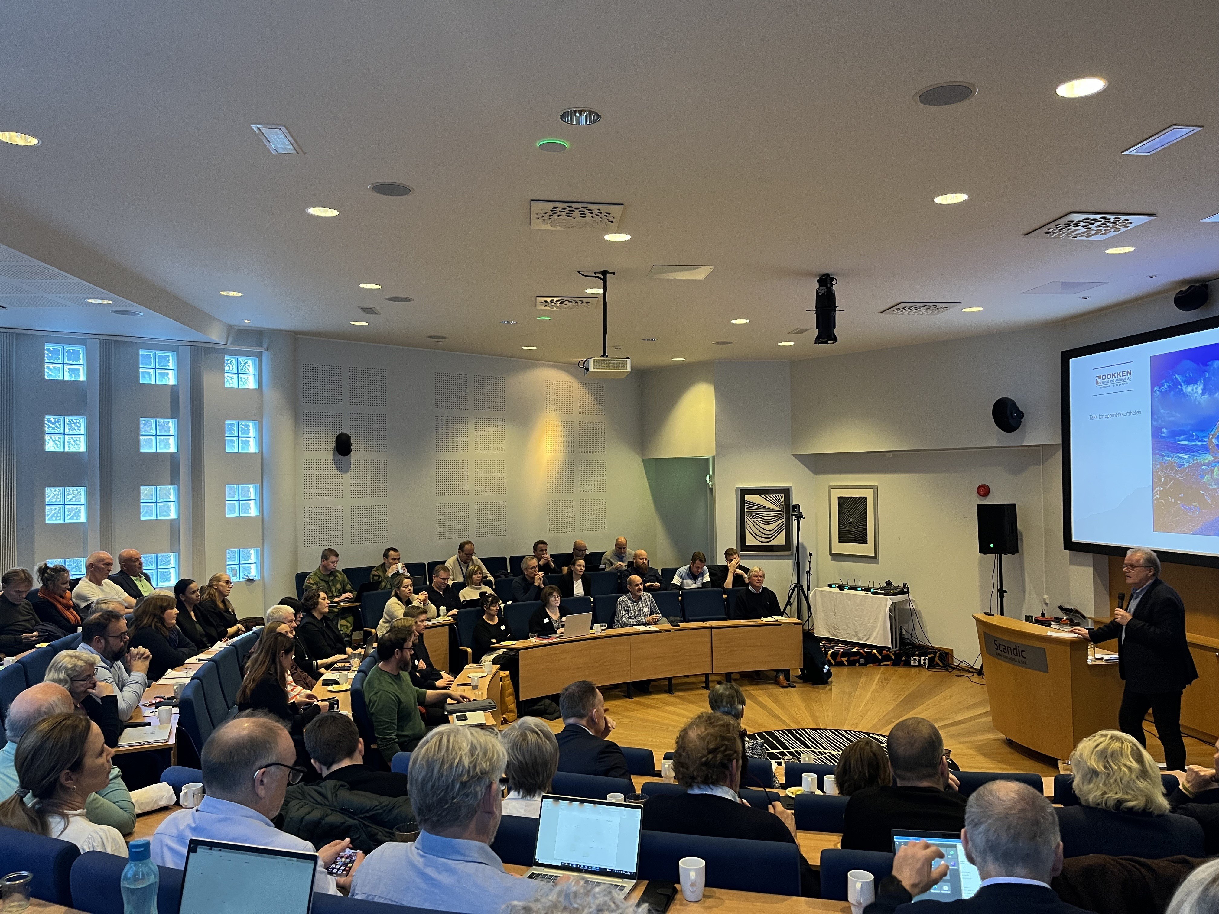 Presentasjon som visast på skjerm, mange menneskjer, samling 