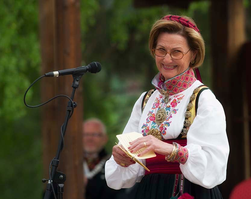 Dronning Sonja holder tale på fylkestur i Valdres i 2010