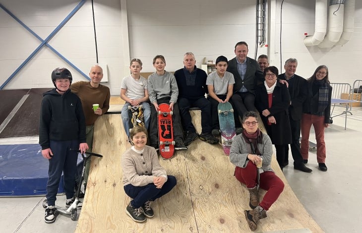 Barn og unge som sitter på en skaterampe