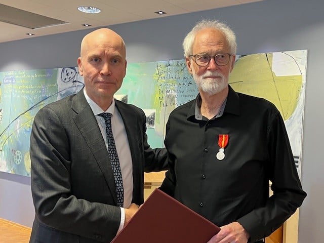 Ass. statsforvalter Sigurd Tremoen og medaljemottaker Jan Andresen