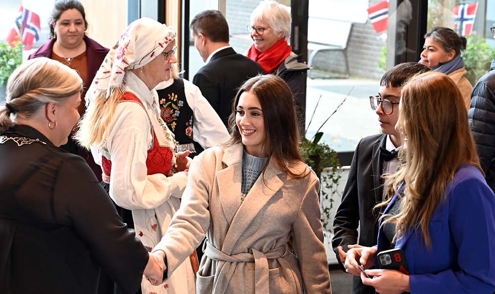 Mennesker som hilser på hverarndre