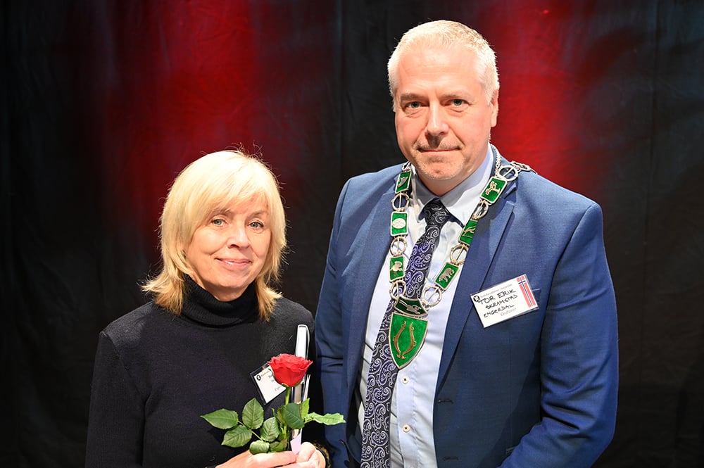 Gruppebilde fra Statsborgerseremoni - viser nye statsborgere fra Emgerdal og ordfører